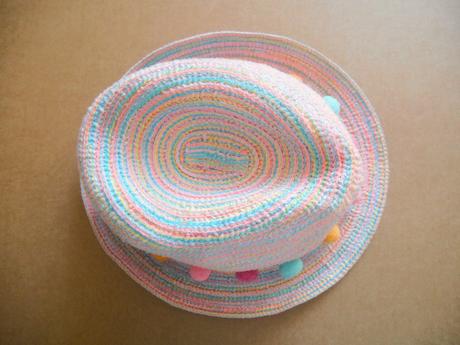 Letný klobúčik s brmbolcami na 6-10 rokov, 128