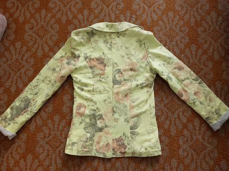 Žlte kvietkované sako, l