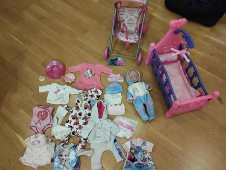 Baby born bábätko plače a cika plus veľa prislusen,