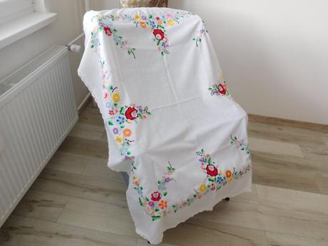 Obrus ručná výšivka top top stav, 143 x 123 cm,, 