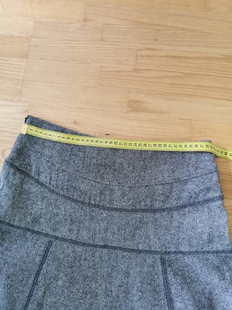 Šedomodta sukňa, 40