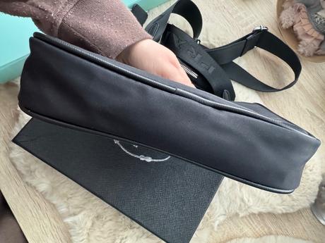 Cierna nylonova crossbody kabelka, 