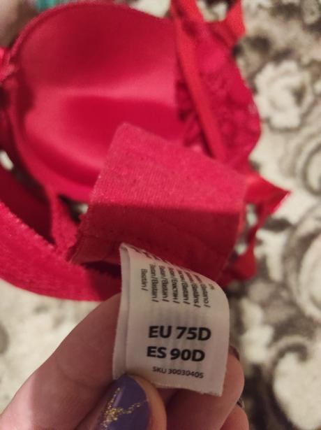 Červená podprsenka, 90d