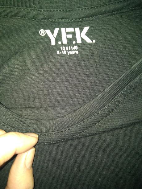 Jednofarebné čierne tričko, 134