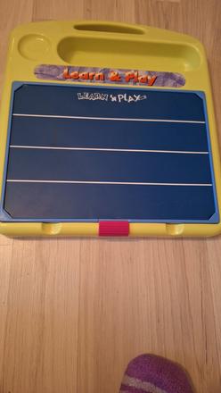 Magnetická tabuľa s pismenami,