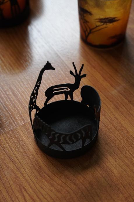 Svietniky v stojane s africkou tématikou, 