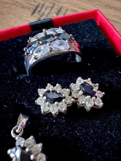 Krasny strieborny set c ciernymi a bielymi kristal, 