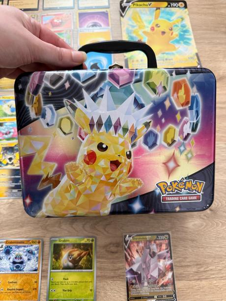 Pikachu kufrík a karty pokémon a lorcana,