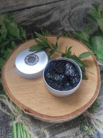 Zubná pasta s aktívnym uhlím, 