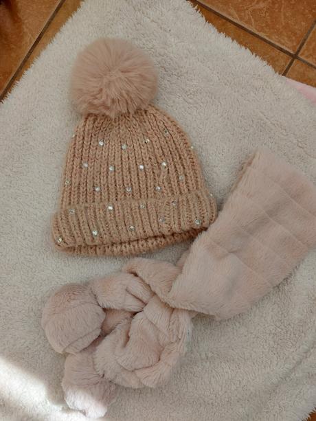 Šál s brmbolcami, f&f,92