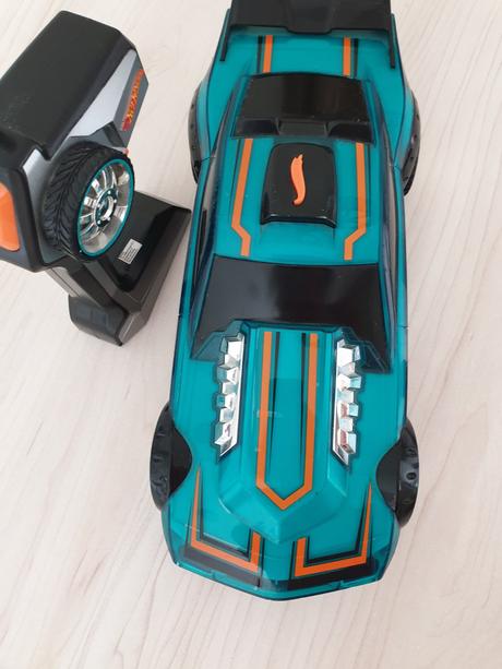 Auto hotwheels na diaľkové ovládanie,