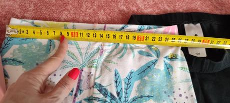 Pekné zachovalé legíny 128 biele palmove, 128