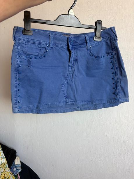 Berska krasna modra minisukna s ozdobnymi cvokmi r, bershka,38