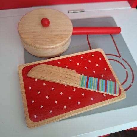 Drevená kuchynka s príslušenstvom a zásterou, 