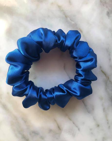 Saténová gumička scrunchie modrá, 