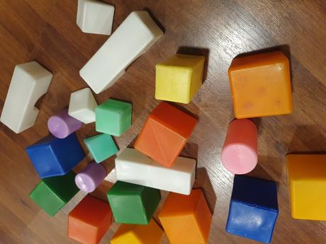 Plastové kocky hrané - 21 kusov, 