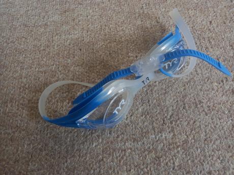 Nepoužité plavecké okuliare, 