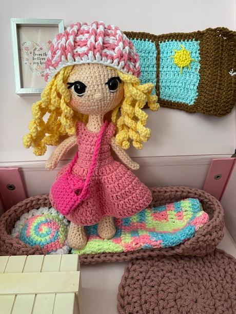 Háčkovaná bábika v kufríkovom domčeku, 