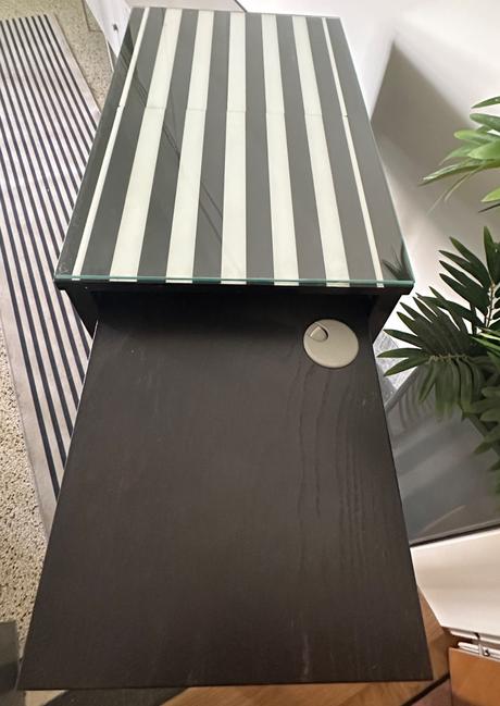 Rozťahovací stolík so šuflíkom, 