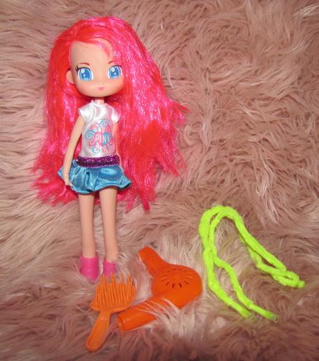 Piny bábika famosa, 