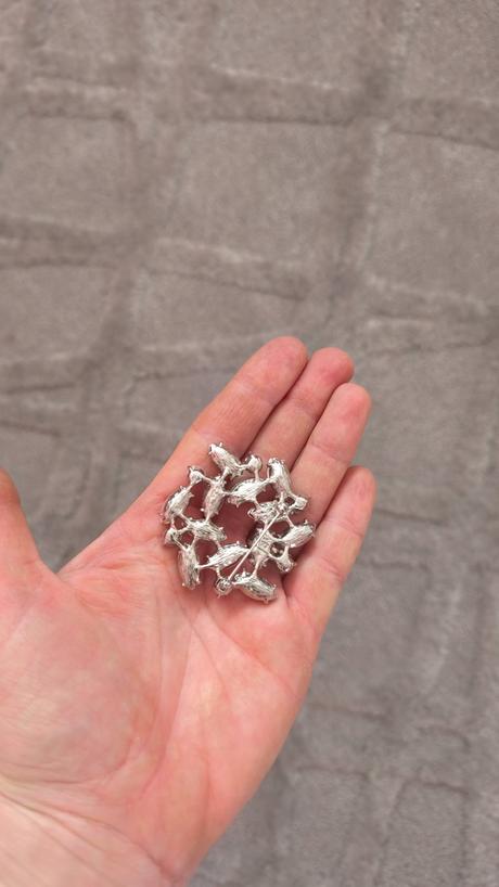 Kryštálová ružová brošňa, 