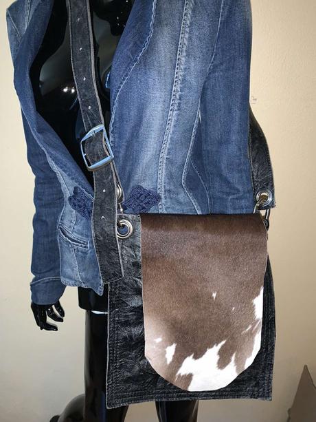 Kožená crossbody kabelka s kravskou srsťou,