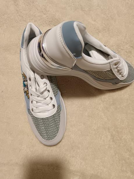 Tenisky už aj s poštou, 41