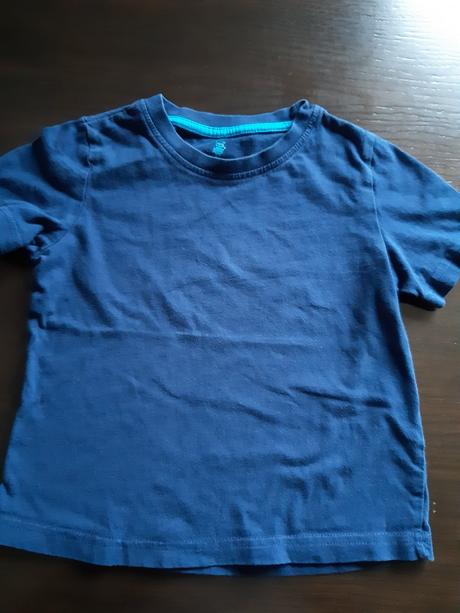 Tmavomodré tričko, lupilu,98