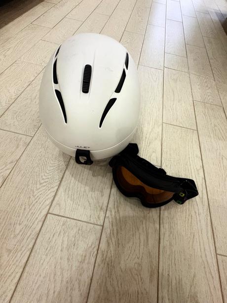 Detská lyziarská prilba a lyziarske okuliare, 