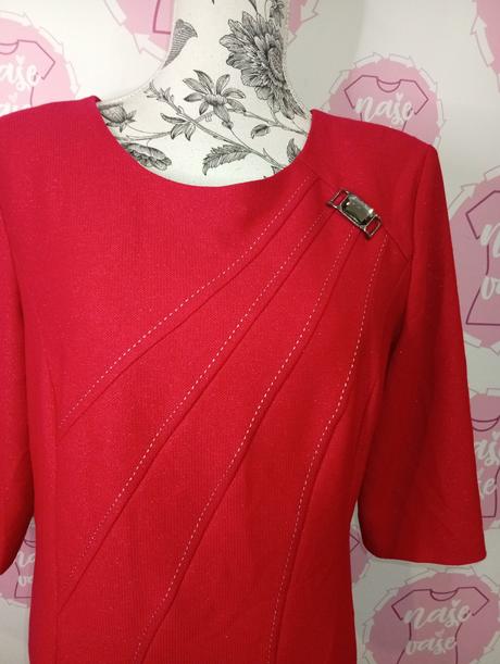 Červené šaty s prackou, 48