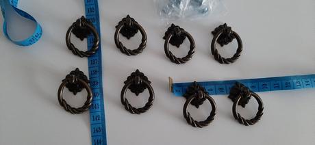 Nabytkove zavesy, uchytky, knopky, konzoly, 