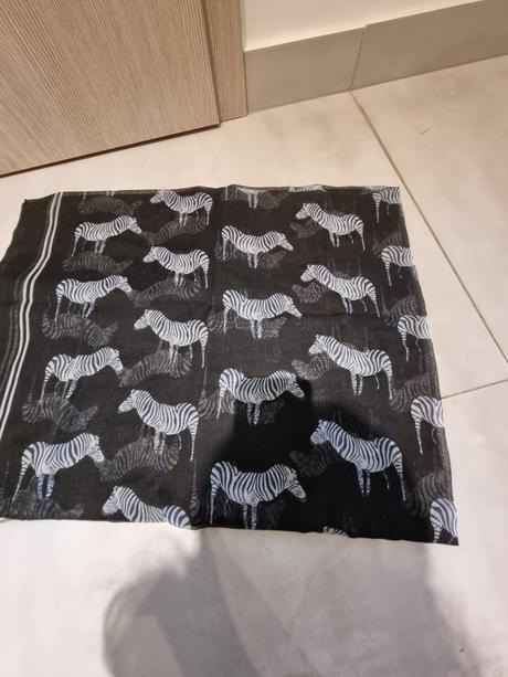 Čierna šatka so zebrami, 
