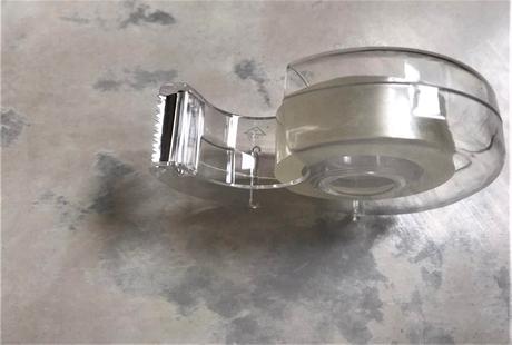 Držiak na lepiacu pásku s orezávačom,