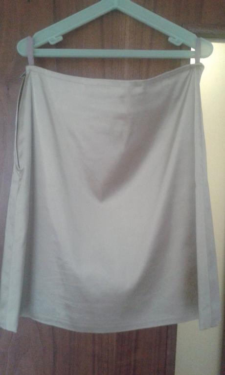 Suknickovy kostym zlatej farby, 36