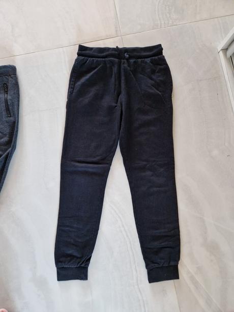 Tepláky, v. 152, 152