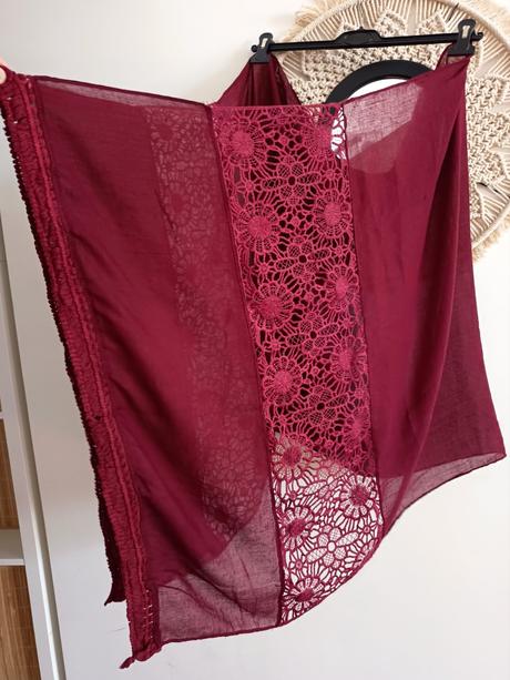 Krásna bordová šatka, 