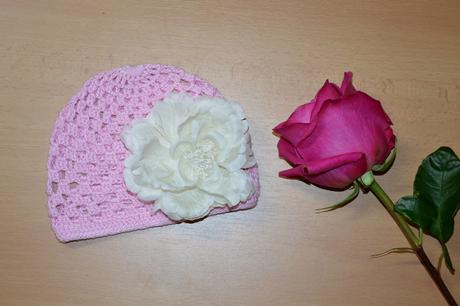 Háčkovaná čiapočka s kvetom, <50 - 158