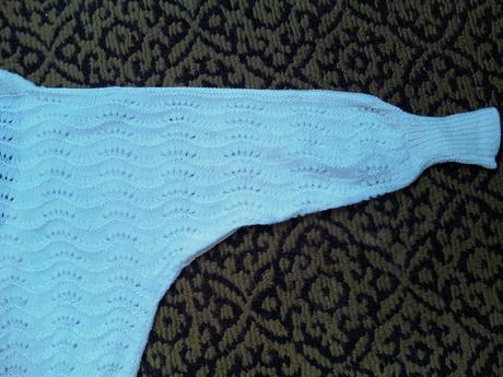 Ručne pletený biely pulover, s