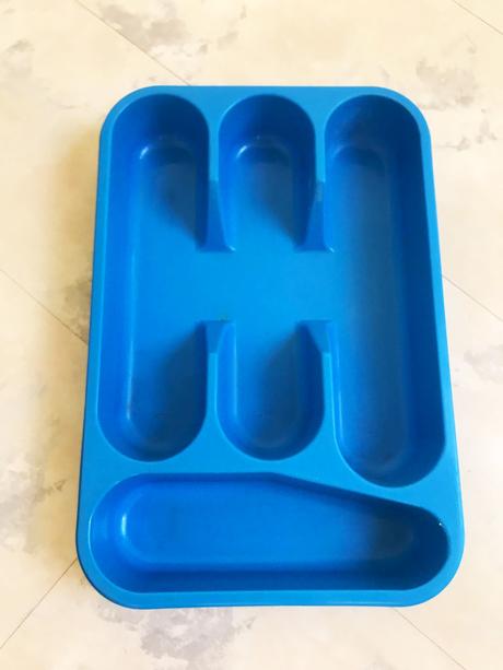 Plastový príborník, 