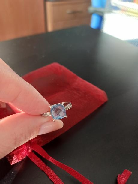 Strieborný prsteň so zirkónmi, 