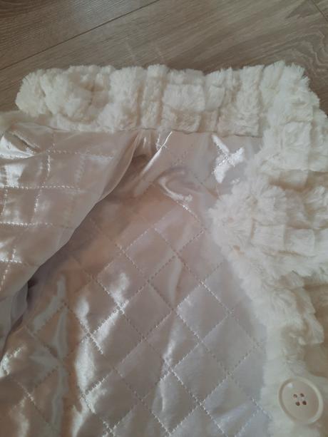 Nádherný biely kabátik, 98