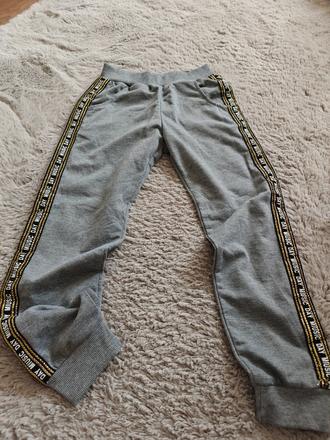 Dievčenské tepláky, 134