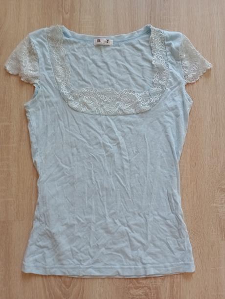Bledomodré tričko s čipkou, s