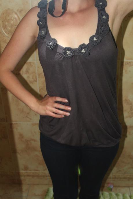 Tmavošedý top s kvetmi, amisu,s