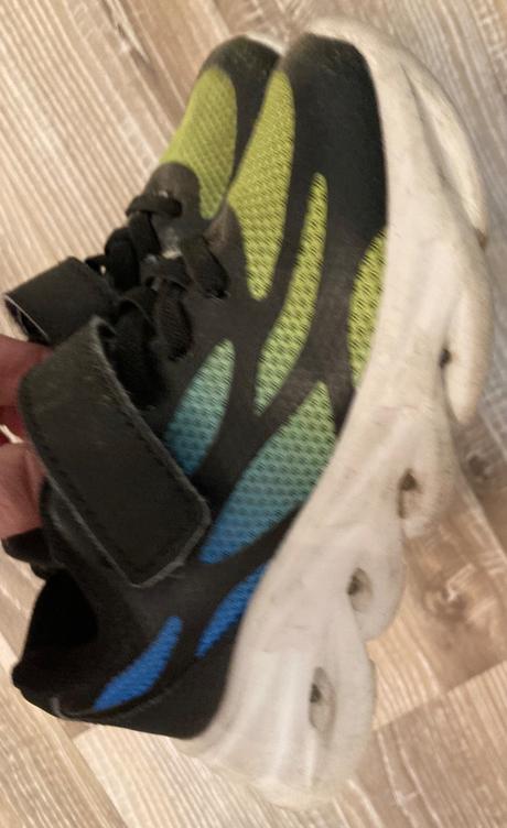 Blikajúce tenisky, 25