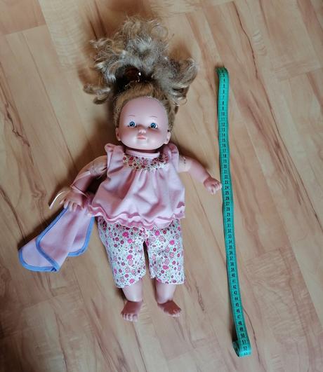 Bábika s kučeravými vláskami, 