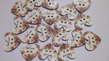 Drevený gombík romantické srdiečko s kvetmi,