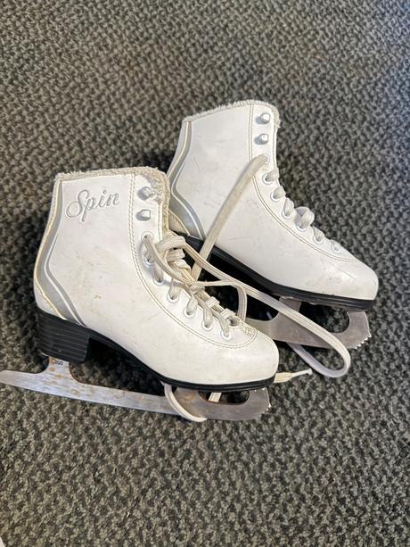 Spin dievčenské ľadové korcule, 32