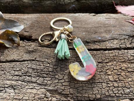 Ručne vyrobené živicové kľúčenky, 