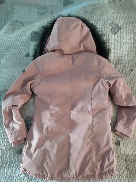 Krásna pudrovo ružová parka, s